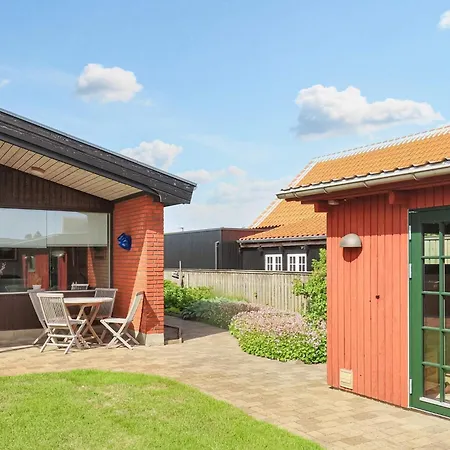 Holiday Li